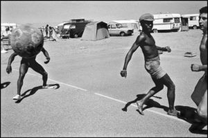 Camping. Argeles-Sur-Mer, Languedoc-Roussillon, France. 1976 © Guy Le Querrec : Magnum Photos