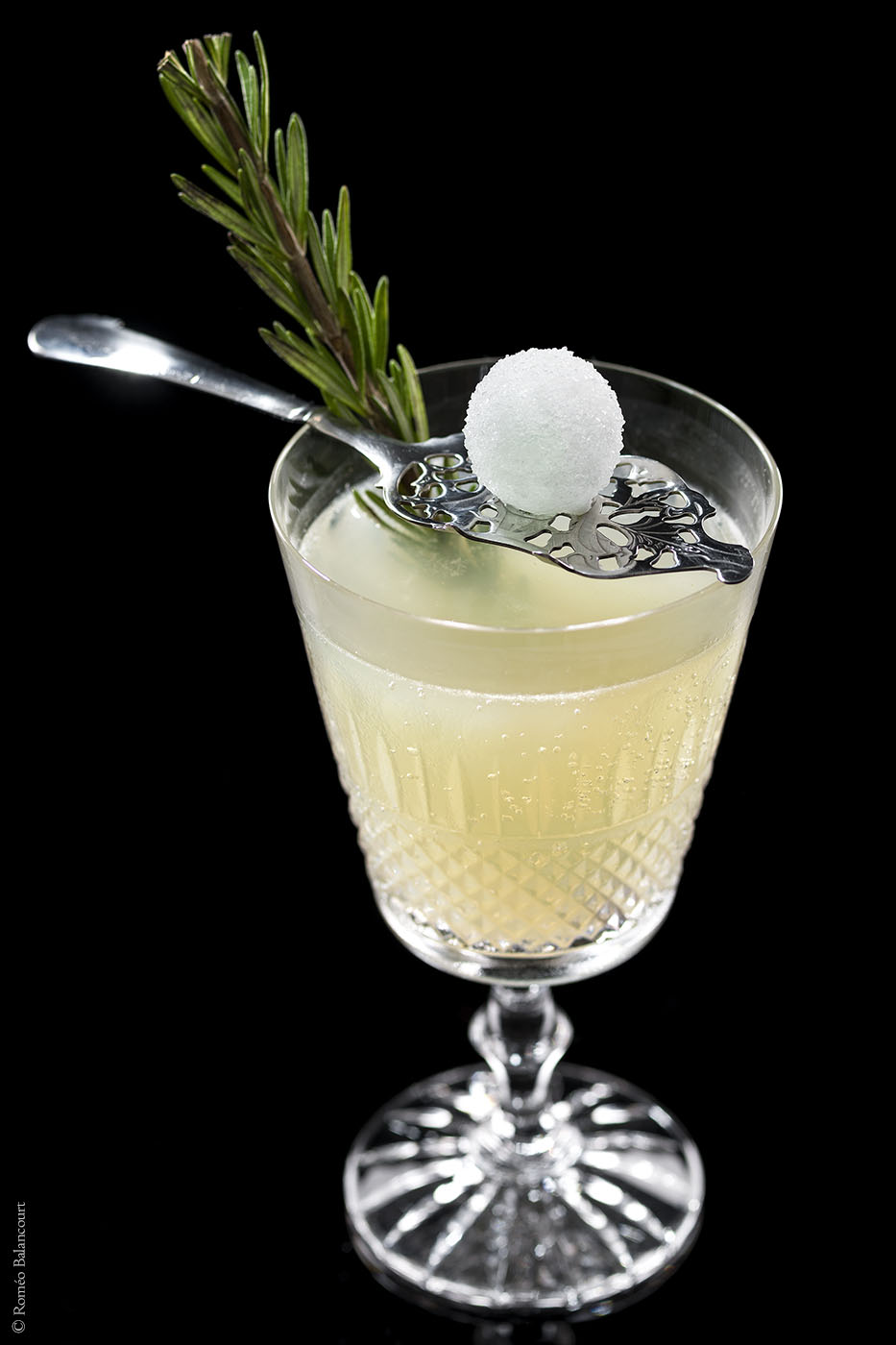 cocktail-la-main-verte-le-bar-botaniste-shangri-la-hotel-paris-r