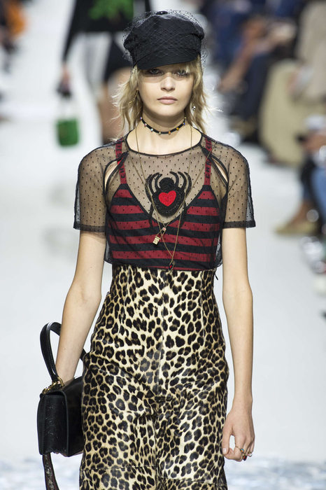 Niki de Saint Phalle avec un look Saint Laurent By Slimane