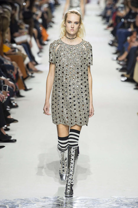 Miroir cosmique galactique . Ou est la fusée Chanel? Elle a quitté grand Palais ? 