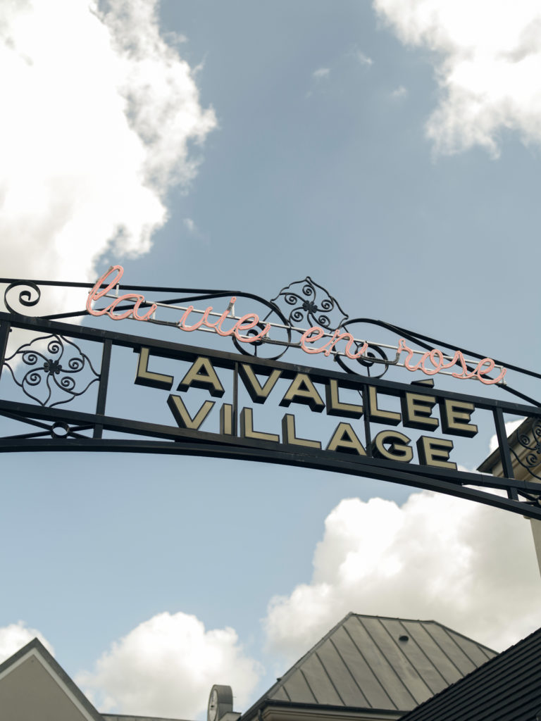 La Vallée Village se transforme en exposition à ciel ouvert
