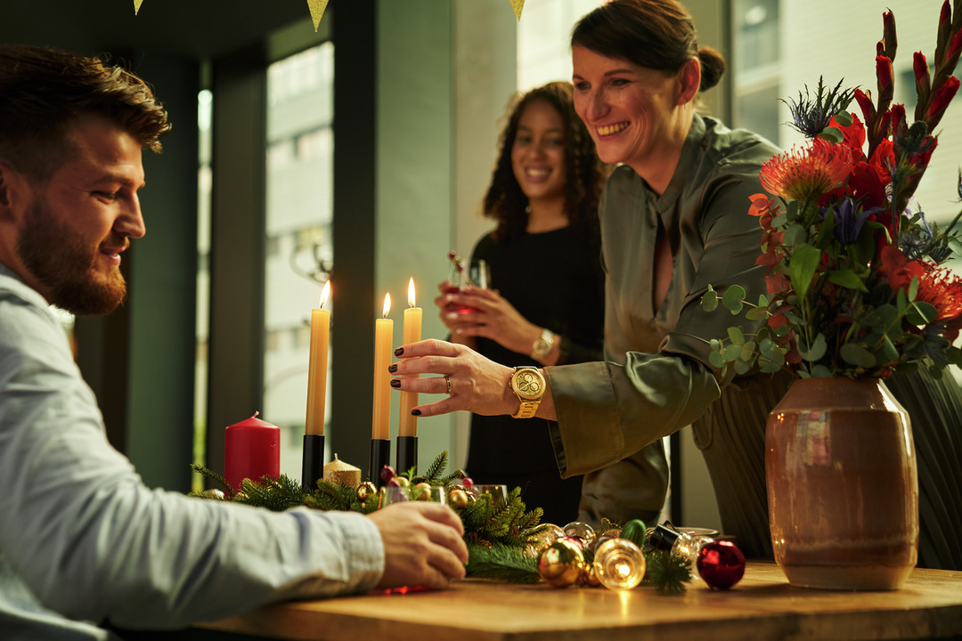 sc01_20_holiday_collection_lifestyle_yvg407_72-jpg