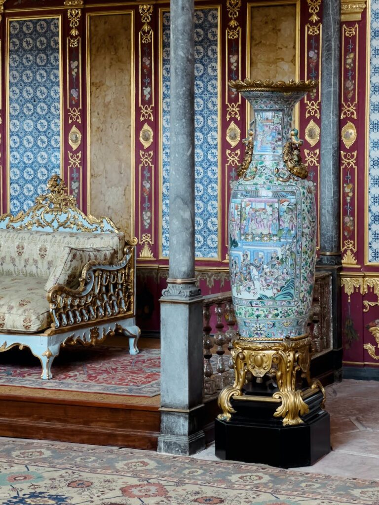 ornate vase in topkapi palace imperial hall
