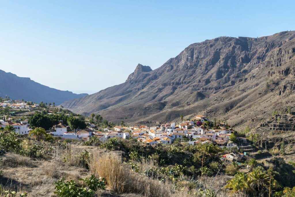 houses onthe foot of a mountain