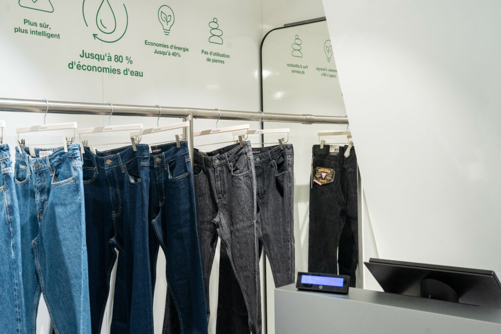 GUESS JEANS Révèle Technologie Révolutionnaire AIRWASH Galeries Lafayette Champs-Élysées