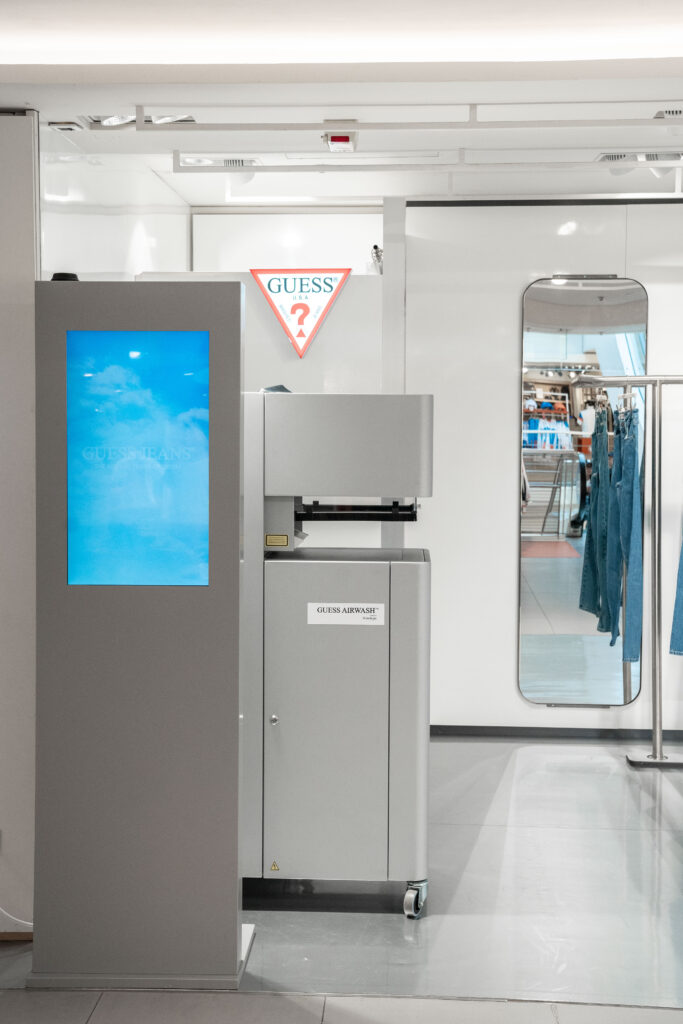 GUESS JEANS Révèle Technologie Révolutionnaire AIRWASH Galeries Lafayette Champs-Élysées