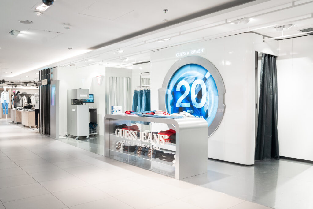 GUESS JEANS Révèle Technologie Révolutionnaire AIRWASH Galeries Lafayette Champs-Élysées