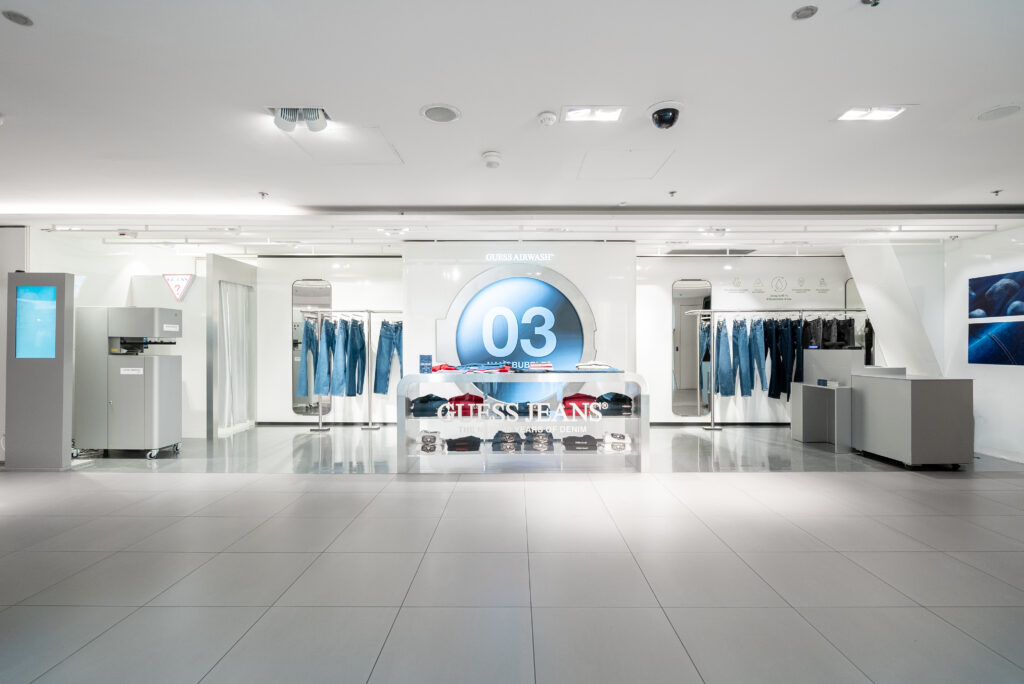 GUESS JEANS Révèle Technologie Révolutionnaire AIRWASH Galeries Lafayette Champs-Élysées