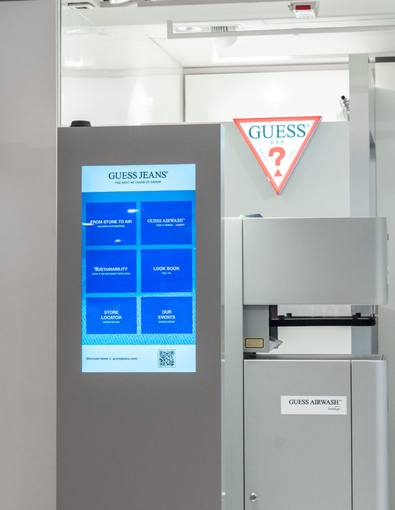GUESS JEANS Révèle Technologie Révolutionnaire AIRWASH Galeries Lafayette Champs-Élysées