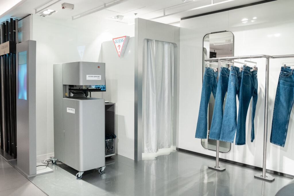 GUESS JEANS Révèle Technologie Révolutionnaire AIRWASH Galeries Lafayette Champs-Élysées