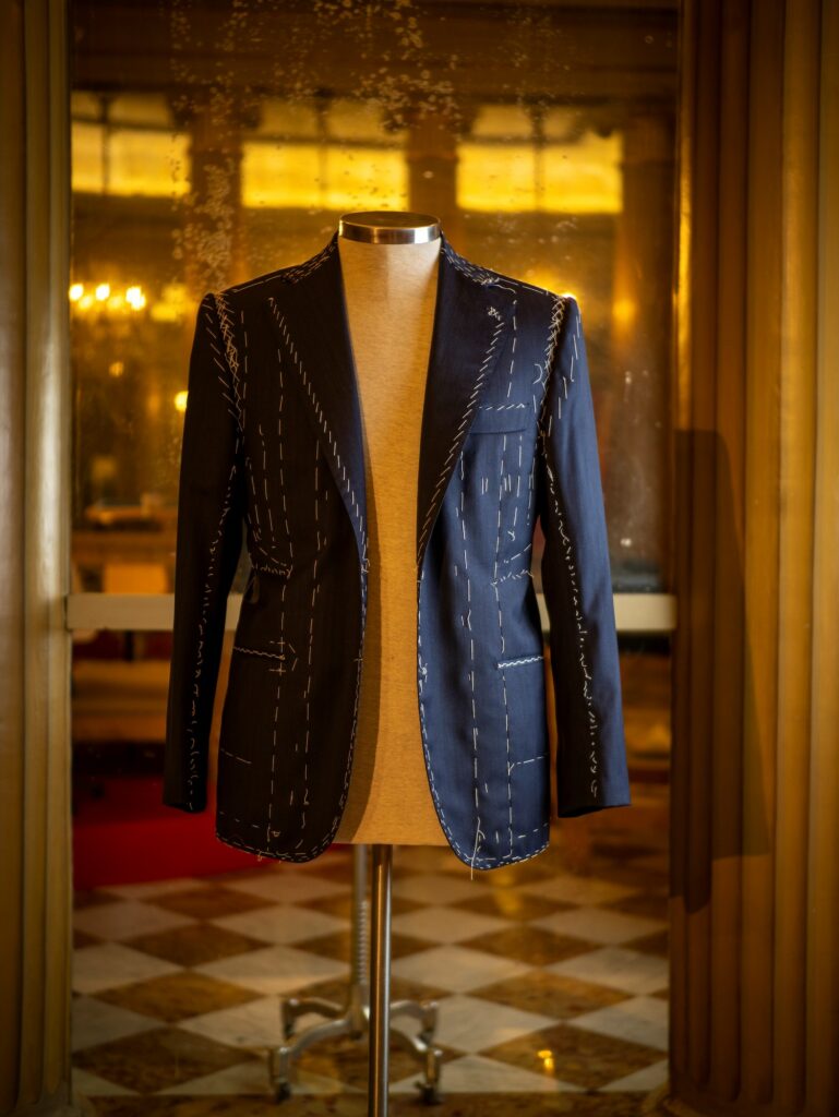 L’Art Traditions l’École Tailoring Kiton Paris
