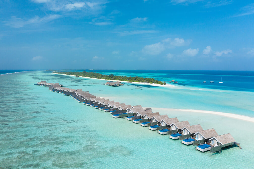 Aux Maldives, LUX* South Ari Atoll réinvente le luxe pieds nus avec la Temptation Beach Pool Villa 25 Aerial Romantic Pool Water Villas 7 1