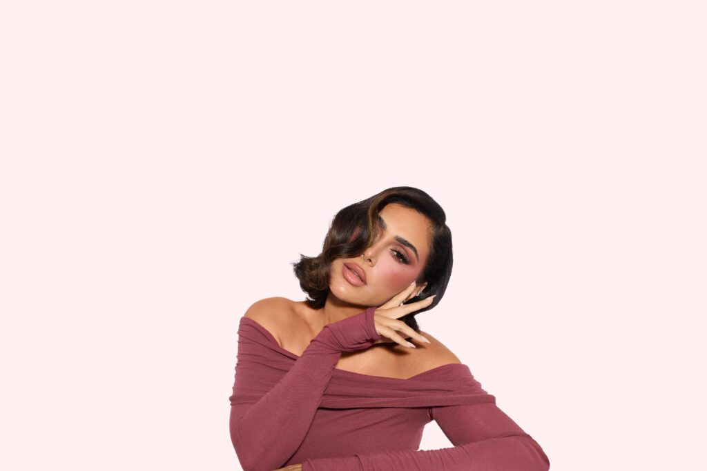 Huda Beauty signe le maquillage Strawberry Latte, entre blush moka et lèvres Y2K 28 HB StrawberryLatteCollection Huda 0326