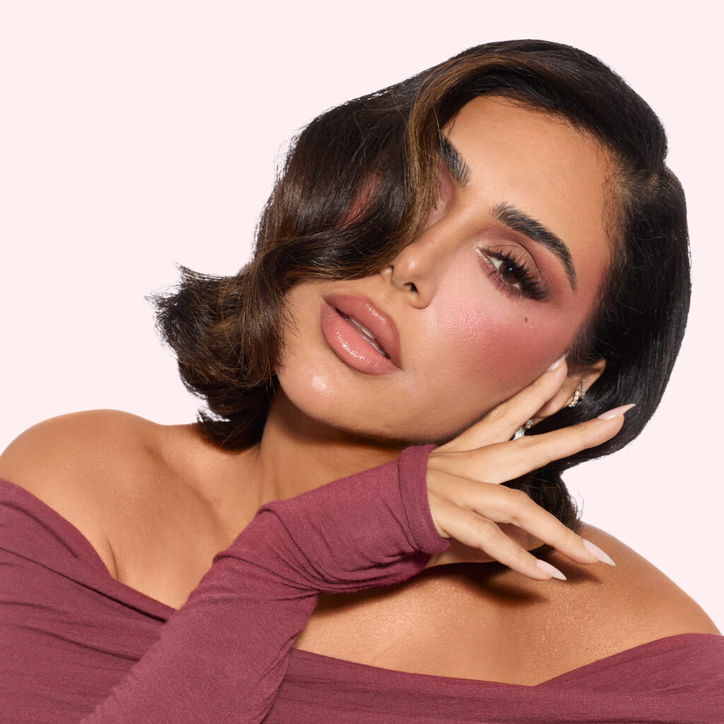 Huda Beauty signe le maquillage Strawberry Latte, entre blush moka et lèvres Y2K 26 HB StrawberryLatteCollection Huda 0326 1500x1500