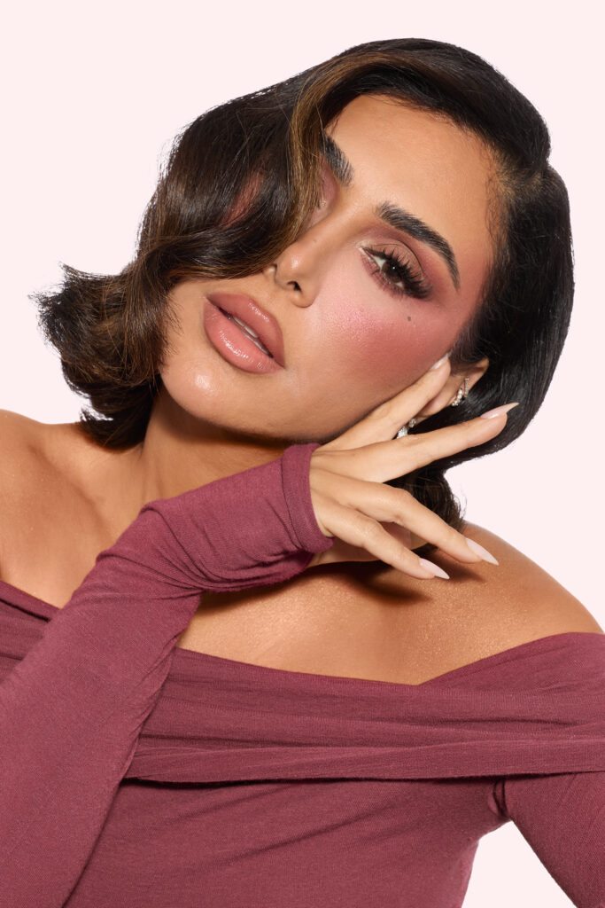 Huda Beauty signe le maquillage Strawberry Latte, entre blush moka et lèvres Y2K 32 HB StrawberryLatteCollection Huda 0326 1500x2250