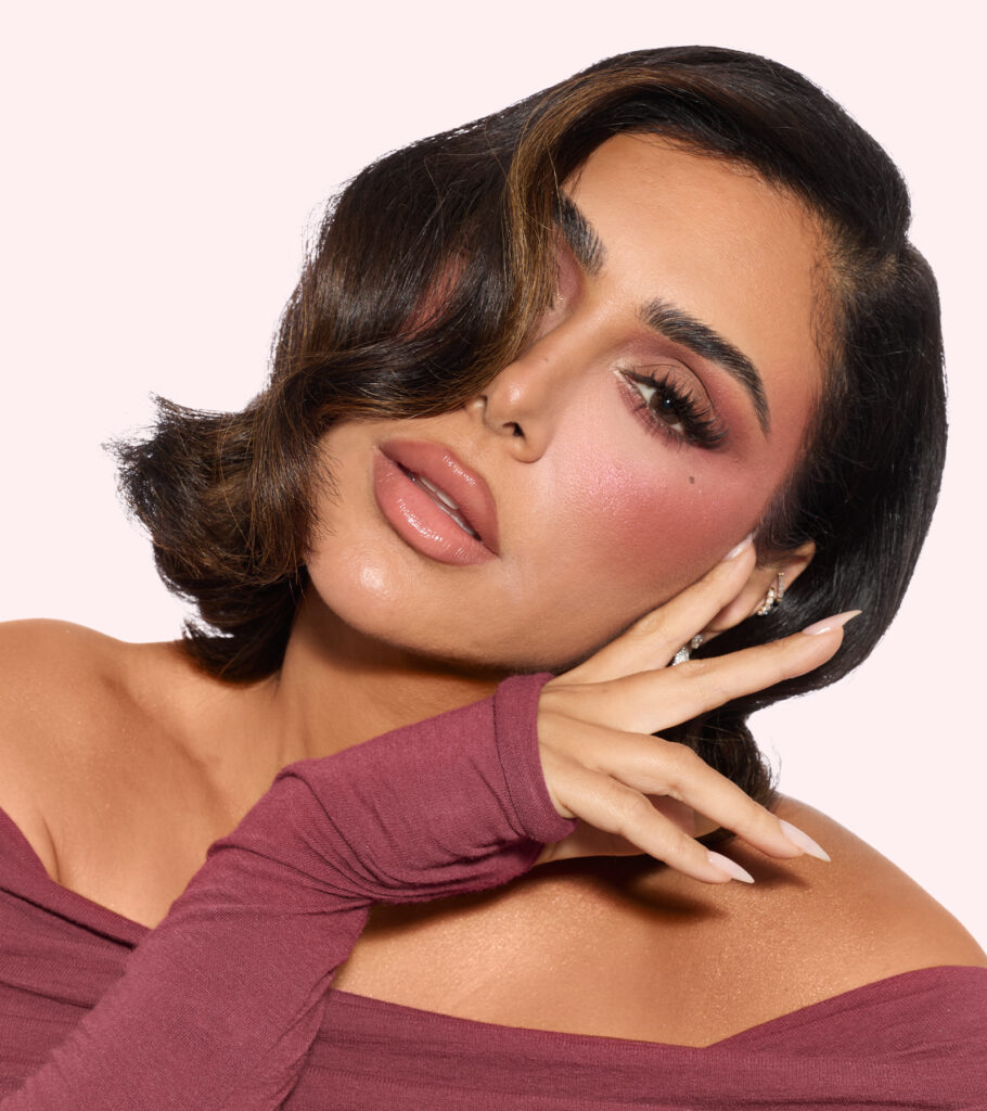 Huda Beauty signe le maquillage Strawberry Latte, entre blush moka et lèvres Y2K 34 HB StrawberryLatteCollection Huda 0326 1600x1800