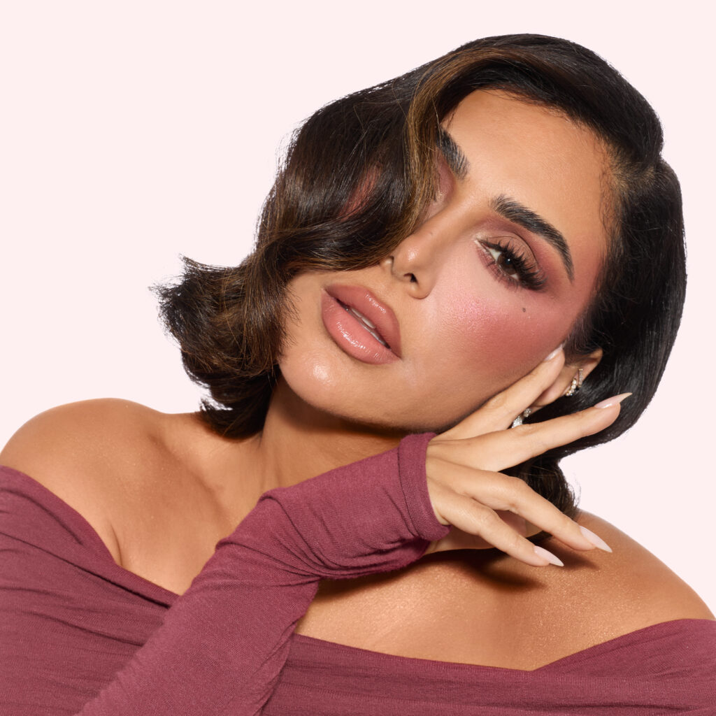 Huda Beauty signe le maquillage Strawberry Latte, entre blush moka et lèvres Y2K 29 HB StrawberryLatteCollection Huda 0326 2000x2000