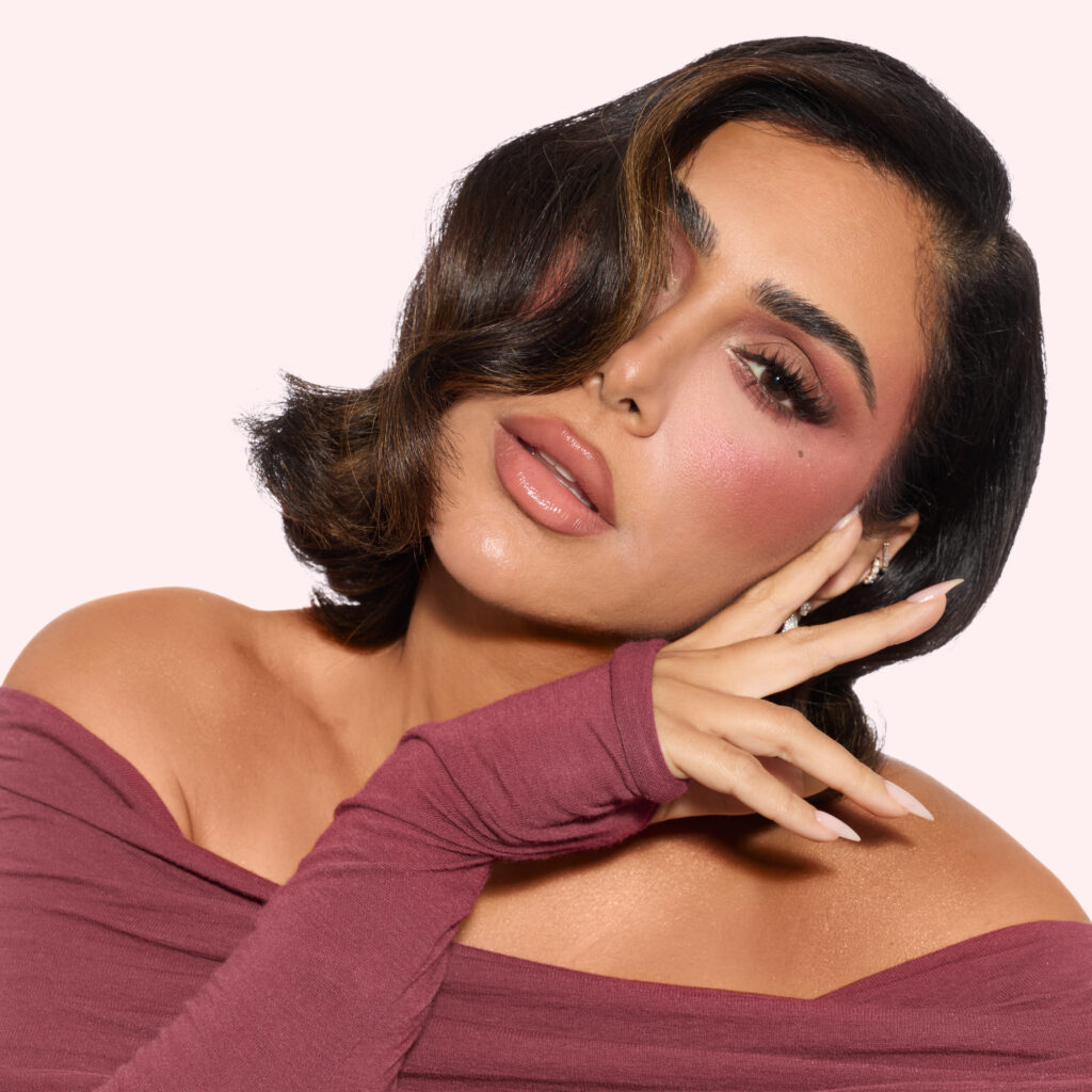 Huda Beauty signe le maquillage Strawberry Latte, entre blush moka et lèvres Y2K 39 HB StrawberryLatteCollection Huda 0326 4000