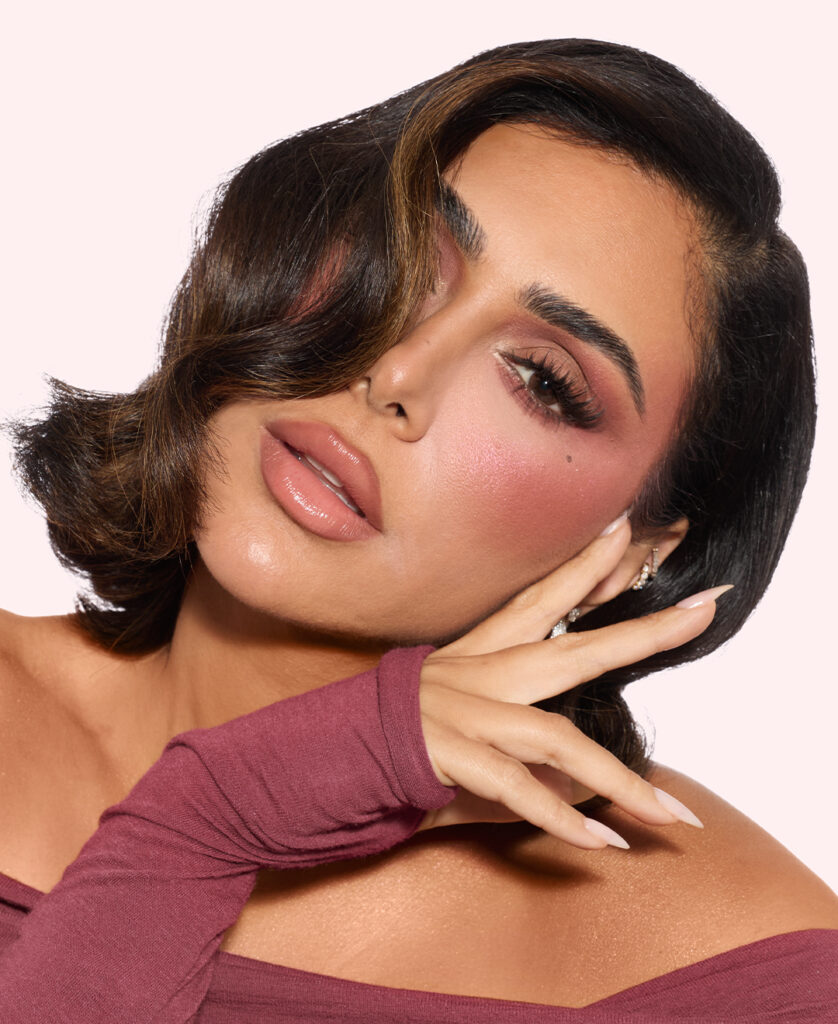 Huda Beauty signe le maquillage Strawberry Latte, entre blush moka et lèvres Y2K 36 HB StrawberryLatteCollection Huda 0326 4x5