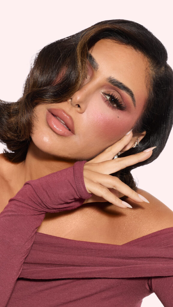 Huda Beauty signe le maquillage Strawberry Latte, entre blush moka et lèvres Y2K 37 HB StrawberryLatteCollection Huda 0326 9x16