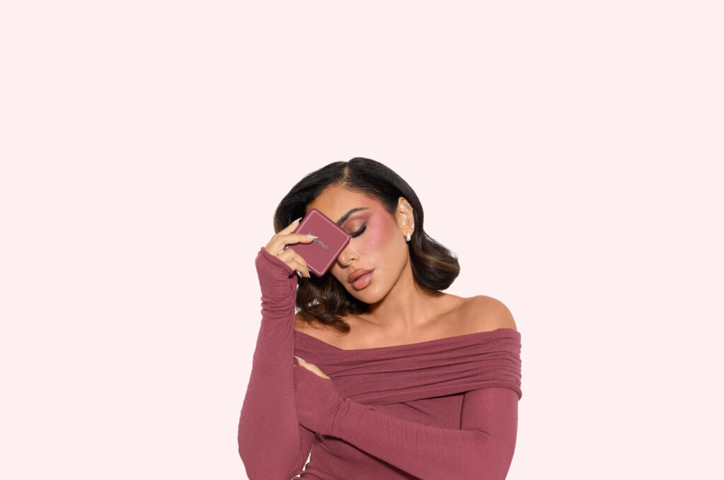 Huda Beauty signe le maquillage Strawberry Latte, entre blush moka et lèvres Y2K 27 HB StrawberryLatteCollection Huda 0444