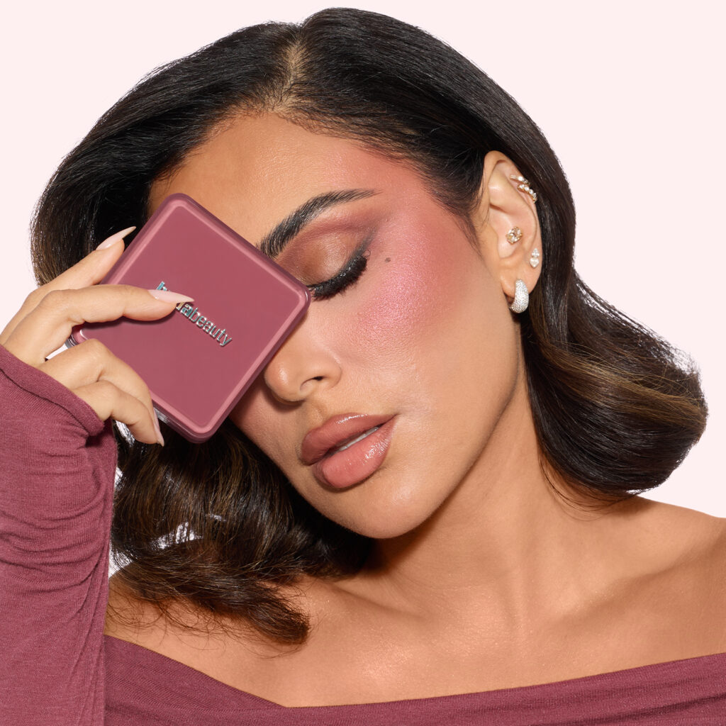 Huda Beauty signe le maquillage Strawberry Latte, entre blush moka et lèvres Y2K 25 HB StrawberryLatteCollection Huda 0444 1500x1500