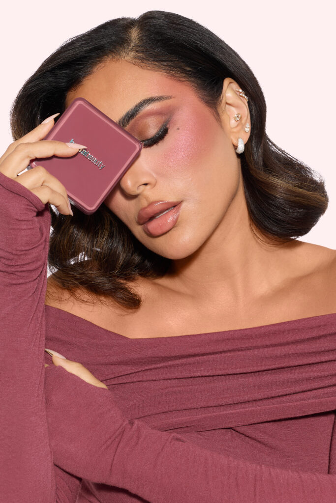 Huda Beauty signe le maquillage Strawberry Latte, entre blush moka et lèvres Y2K 31 HB StrawberryLatteCollection Huda 0444 1500x2250