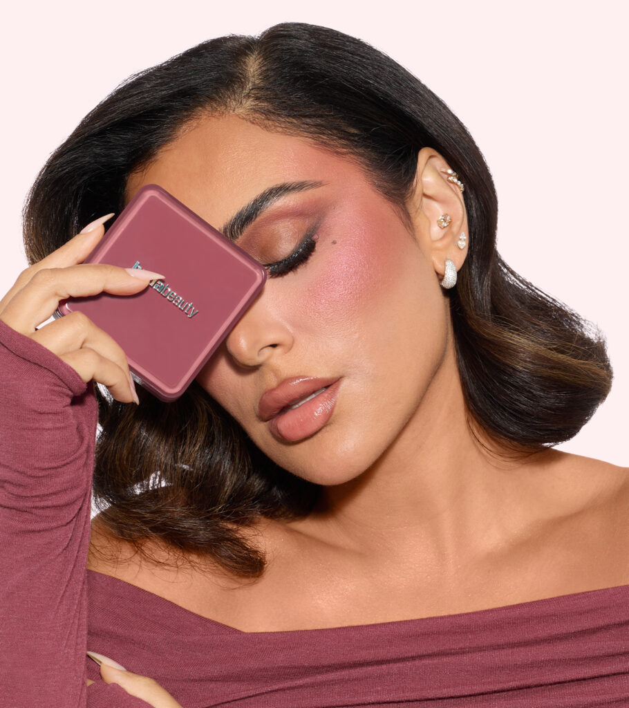 Huda Beauty signe le maquillage Strawberry Latte, entre blush moka et lèvres Y2K 33 HB StrawberryLatteCollection Huda 0444 1600x1800