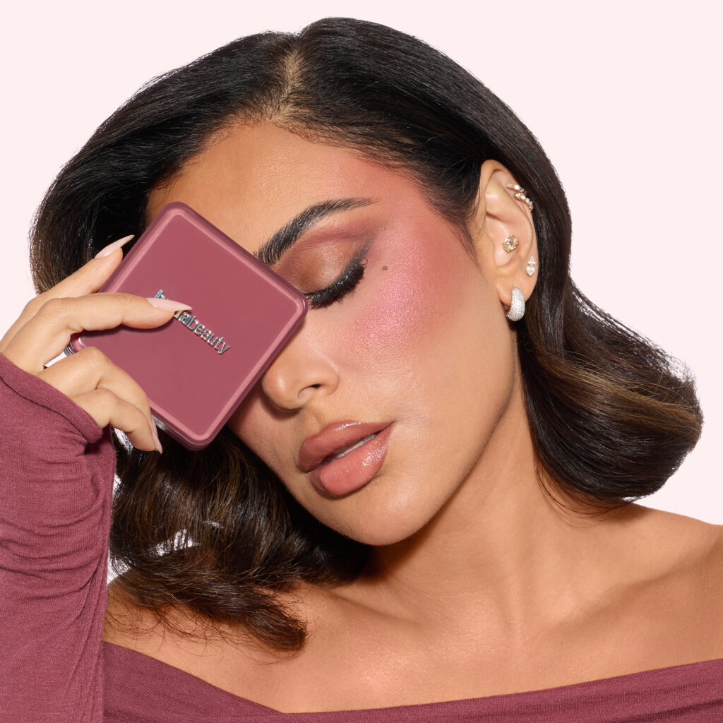 Huda Beauty signe le maquillage Strawberry Latte, entre blush moka et lèvres Y2K 30 HB StrawberryLatteCollection Huda 0444 2000x2000