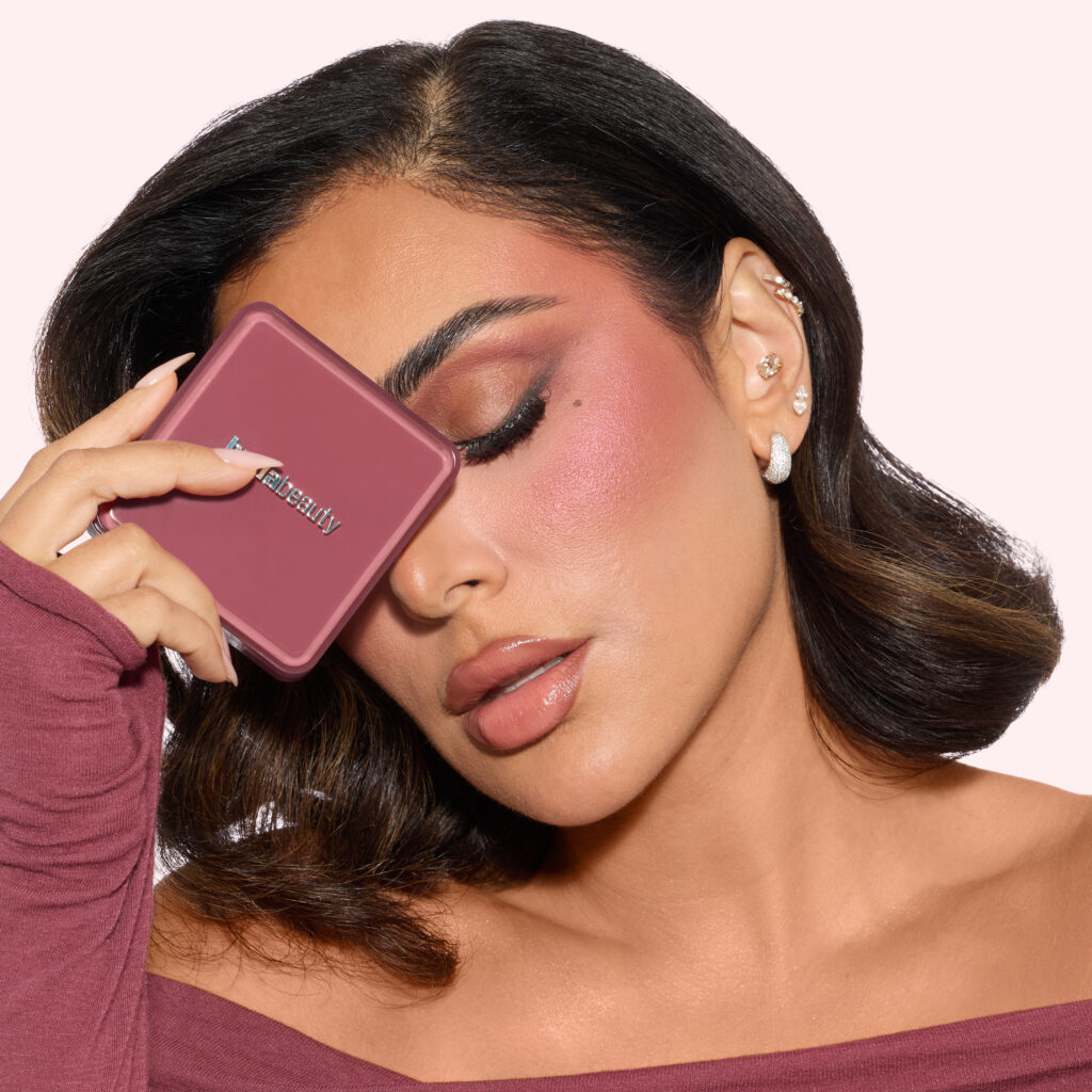 Huda Beauty signe le maquillage Strawberry Latte, entre blush moka et lèvres Y2K 40 HB StrawberryLatteCollection Huda 0444 4000x4000