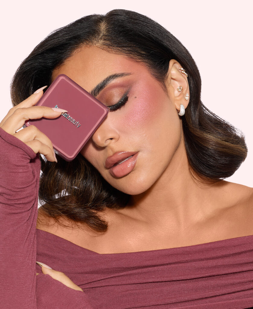 Huda Beauty signe le maquillage Strawberry Latte, entre blush moka et lèvres Y2K 35 HB StrawberryLatteCollection Huda 0444 4x5