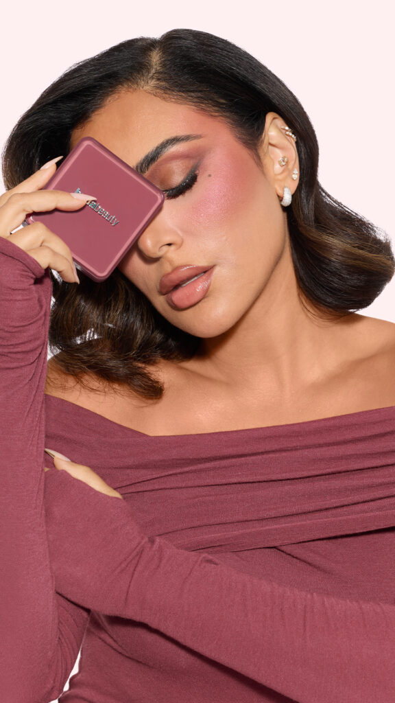 Huda Beauty signe le maquillage Strawberry Latte, entre blush moka et lèvres Y2K 38 HB StrawberryLatteCollection Huda 0444 9x16