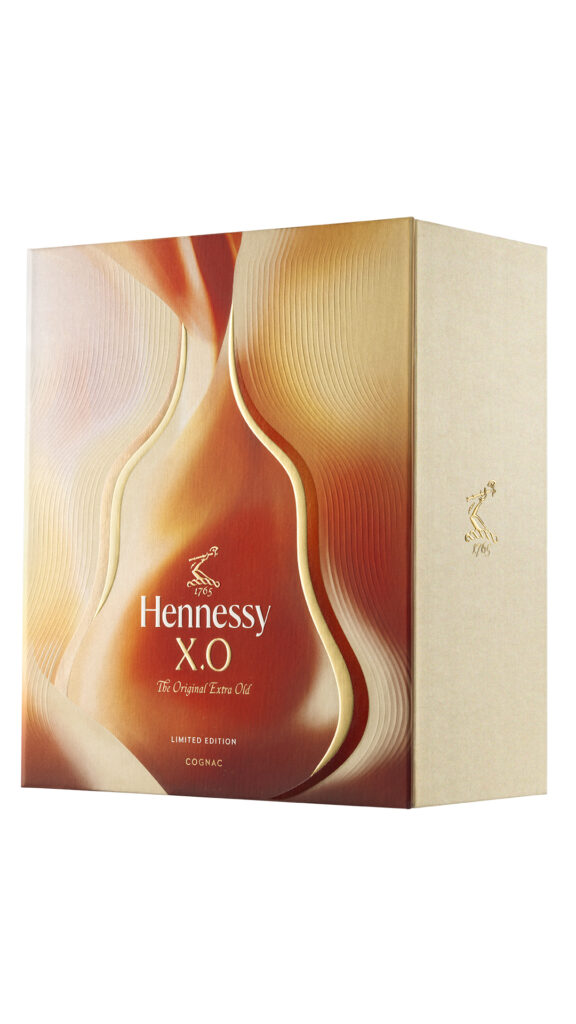 Hennessy célèbre deux façons d’offrir le cognac, entre cocktail solaire et icône historique 29 Hennesssy XO Gifting GB Front