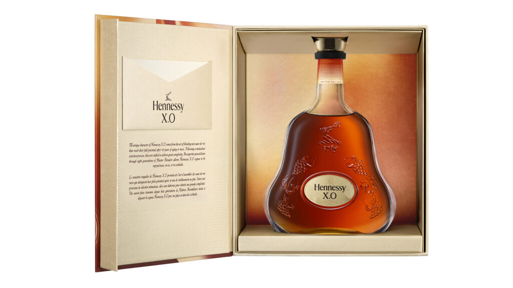 Hennessy célèbre deux façons d’offrir le cognac, entre cocktail solaire et icône historique 30 Hennesssy XO Gifting GB Open 01 Evin