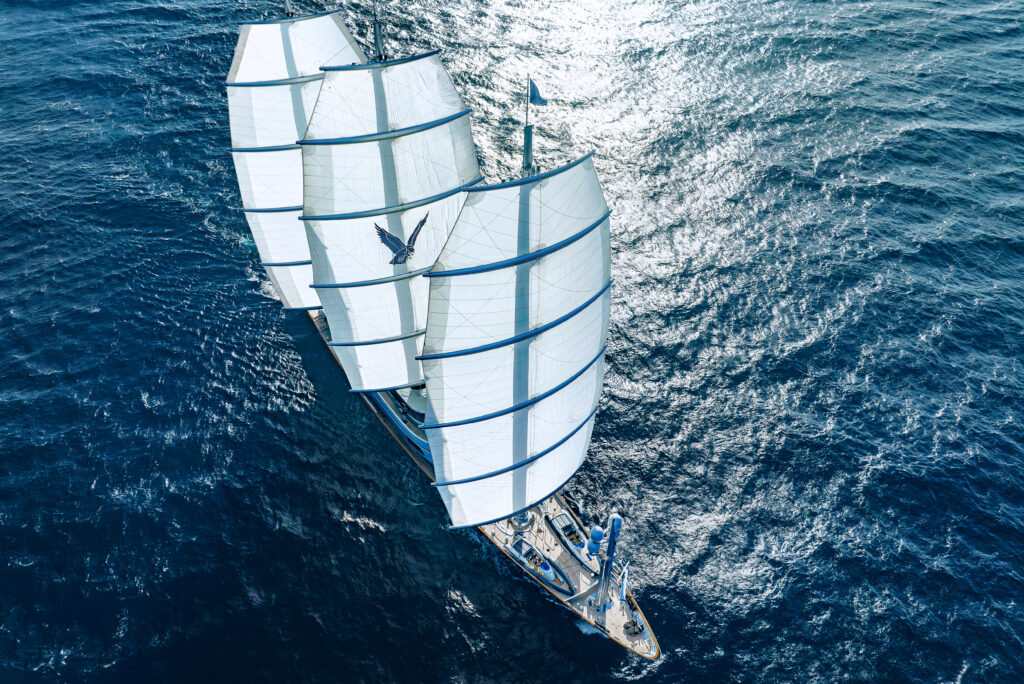 Maltese Falcon : 10 choses à savoir sur le voilier iconique de Jumeirah Privé 43 Jumeirah Maltese Falcon Drone Shot Aerial View10