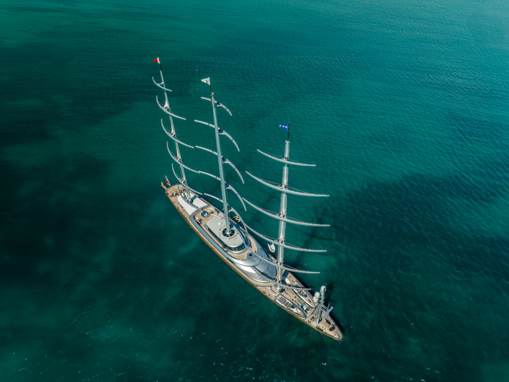 Maltese Falcon : 10 choses à savoir sur le voilier iconique de Jumeirah Privé 47 Jumeirah Maltese Falcon Drone Shot Aerial View14