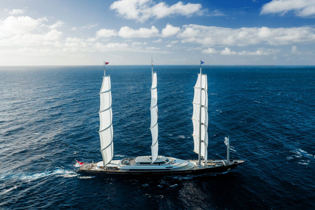 Maltese Falcon : 10 choses à savoir sur le voilier iconique de Jumeirah Privé 36 Jumeirah Maltese Falcon Drone Shot Aerial View3