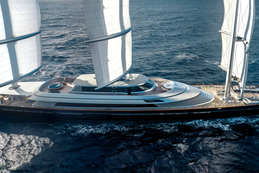 Maltese Falcon : 10 choses à savoir sur le voilier iconique de Jumeirah Privé 28 Jumeirah Maltese Falcon Drone Shot Aerial View Falcon Exterior Top Deck