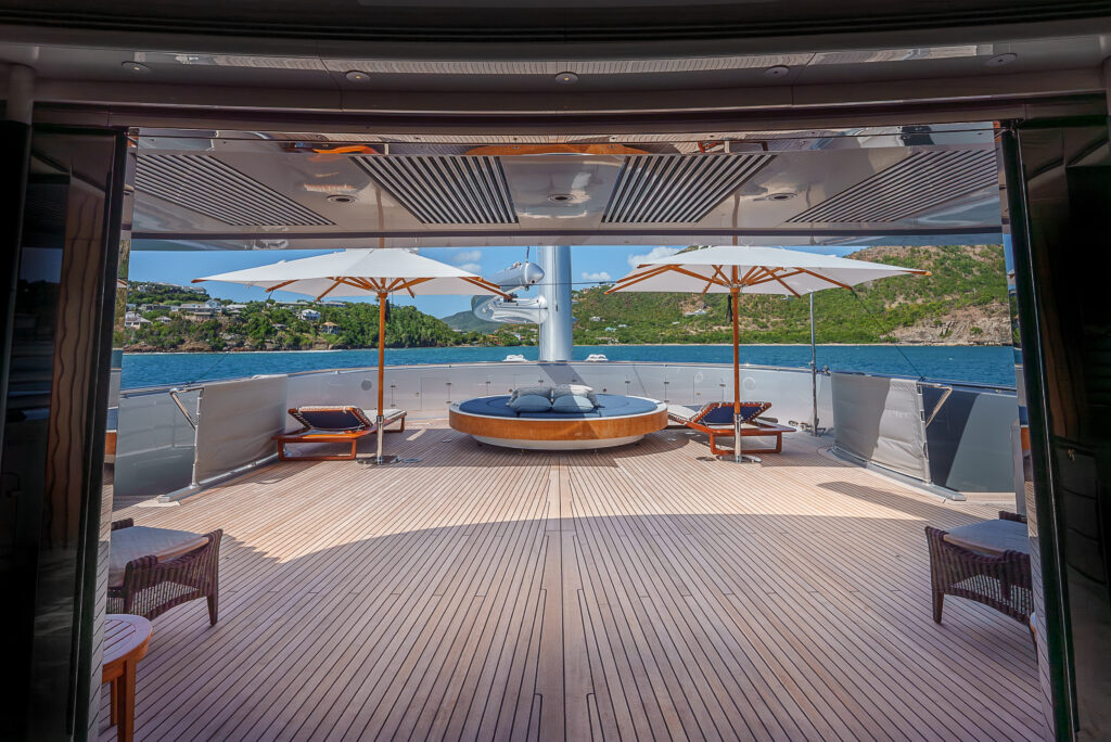 Maltese Falcon : 10 choses à savoir sur le voilier iconique de Jumeirah Privé 53 Jumeirah Maltese Falcon Exterior Aft Deck Outdoor Lounge2