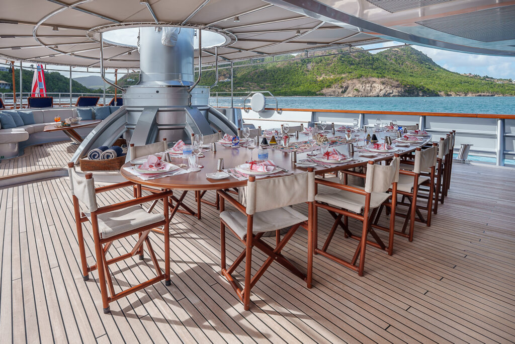 Maltese Falcon : 10 choses à savoir sur le voilier iconique de Jumeirah Privé 57 Jumeirah Maltese Falcon Exterior Deck Dining Table