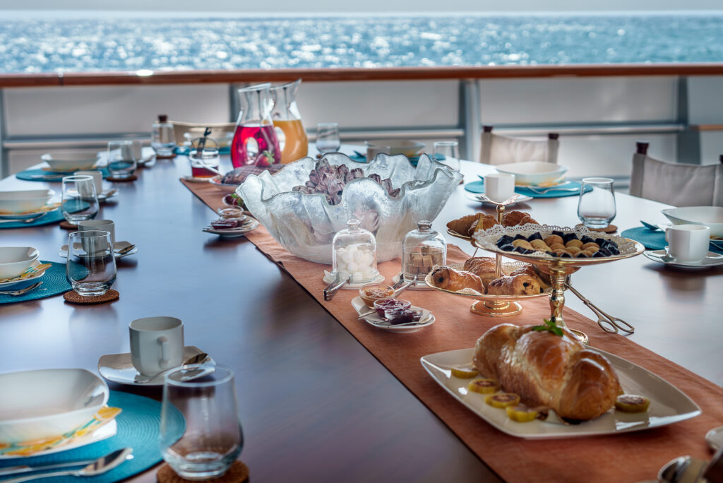 Maltese Falcon : 10 choses à savoir sur le voilier iconique de Jumeirah Privé 56 Jumeirah Maltese Falcon Exterior Deck Dining Table Food