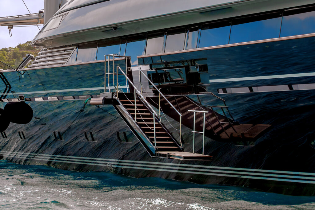 Maltese Falcon : 10 choses à savoir sur le voilier iconique de Jumeirah Privé 66 Jumeirah Maltese Falcon Exterior Side Boarding Staircase