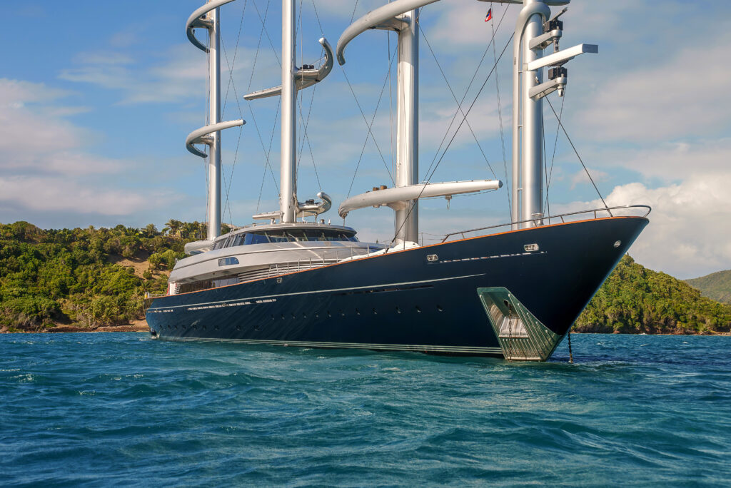 Maltese Falcon : 10 choses à savoir sur le voilier iconique de Jumeirah Privé 68 Jumeirah Maltese Falcon Exterior Side View At Sea