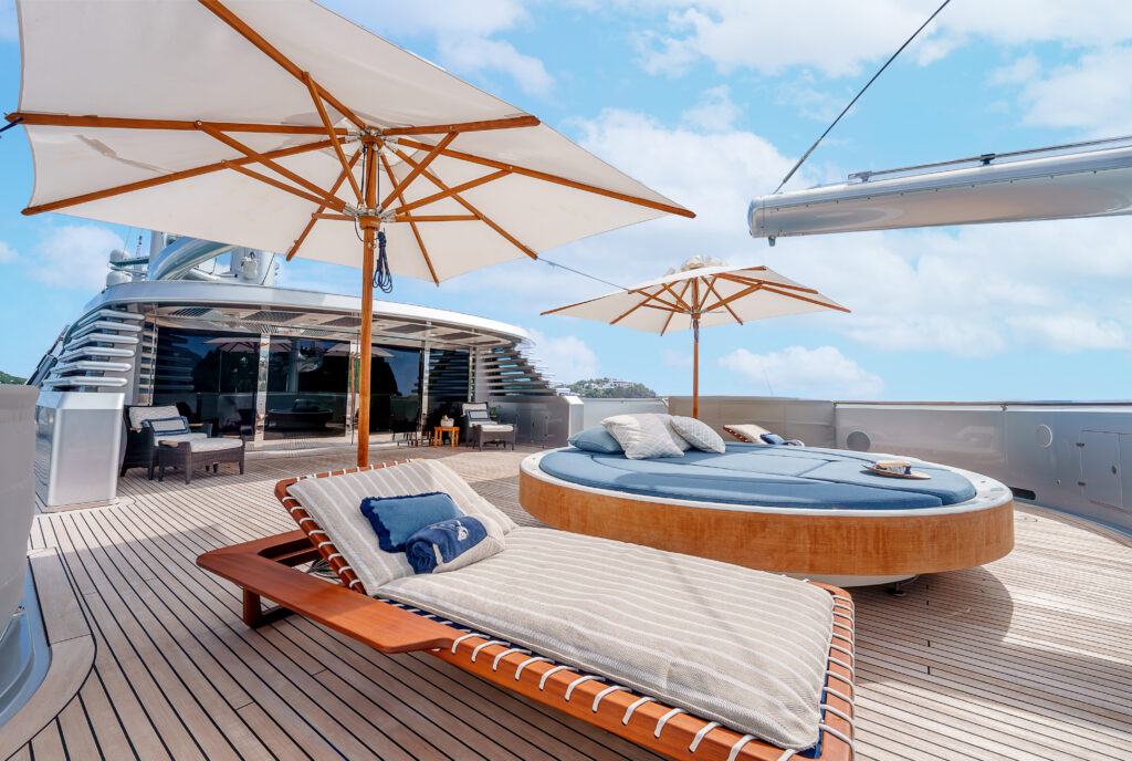 Maltese Falcon : 10 choses à savoir sur le voilier iconique de Jumeirah Privé 72 Jumeirah Maltese Falcon Exterior Sun Deck Sunbeds Umbrellas