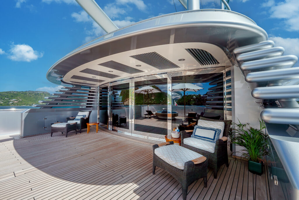 Maltese Falcon : 10 choses à savoir sur le voilier iconique de Jumeirah Privé 73 Jumeirah Maltese Falcon Exterior Upper Deck Lounge Seating