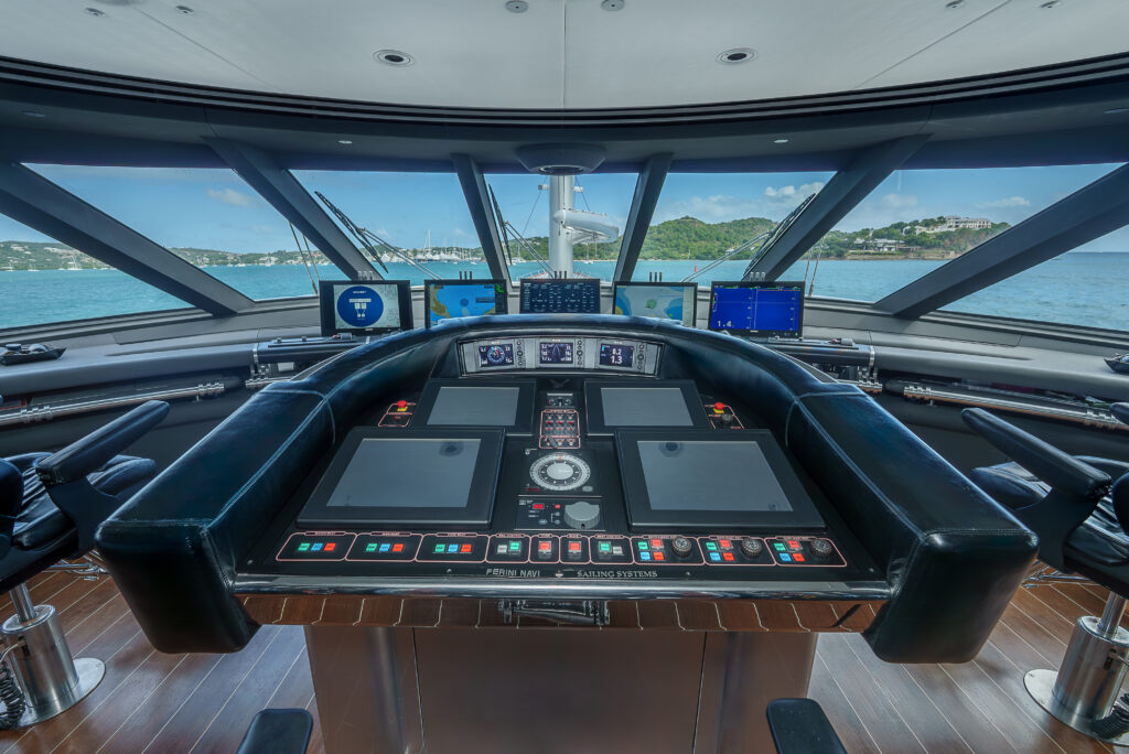 Maltese Falcon : 10 choses à savoir sur le voilier iconique de Jumeirah Privé 75 Jumeirah Maltese Falcon Helm Station Bridge Equipment