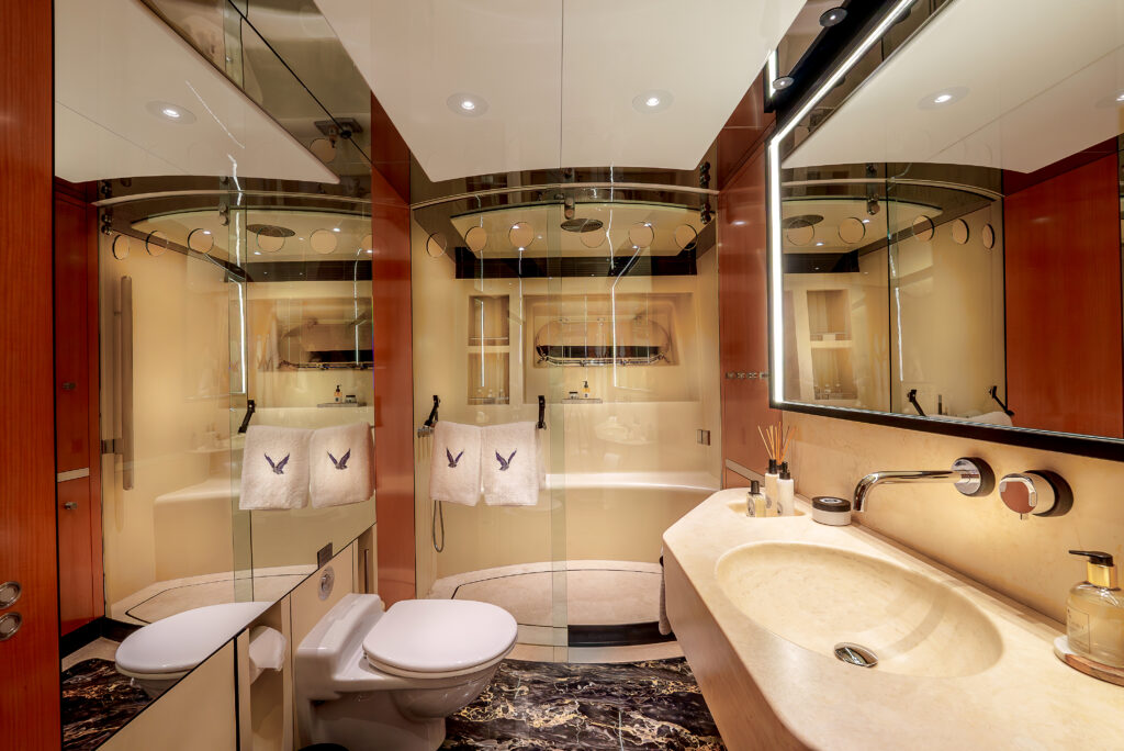 Maltese Falcon : 10 choses à savoir sur le voilier iconique de Jumeirah Privé 76 Jumeirah Maltese Falcon Interior Bathroom Shower