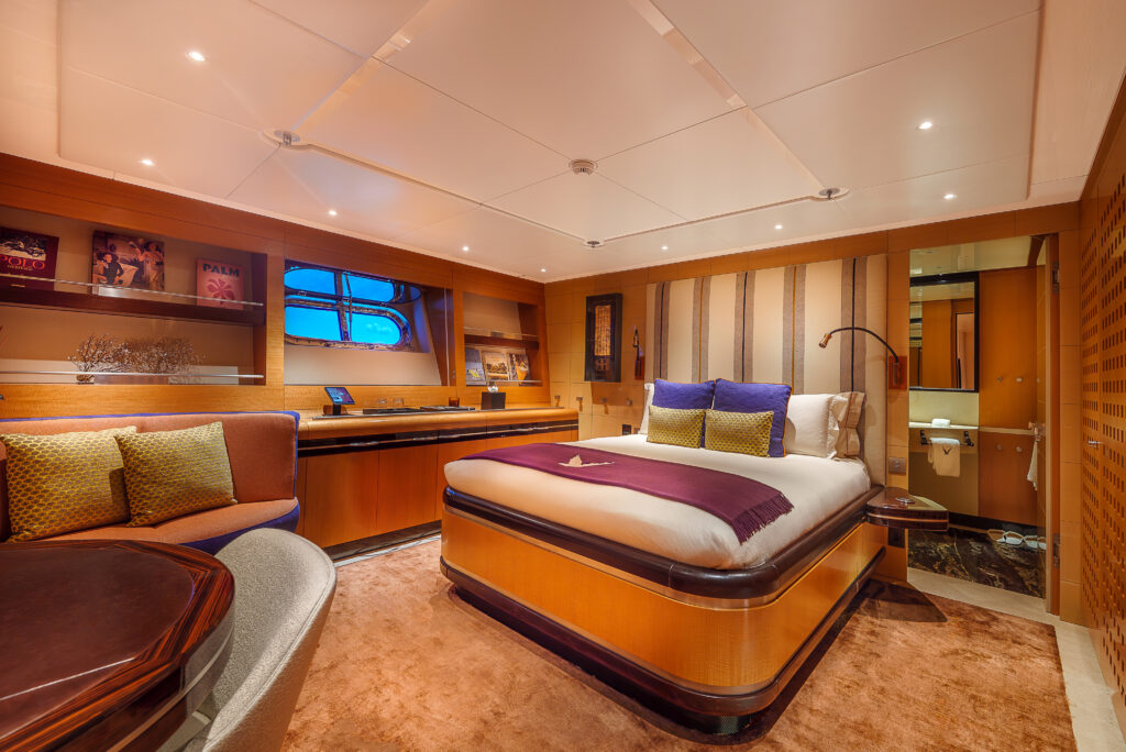 Maltese Falcon : 10 choses à savoir sur le voilier iconique de Jumeirah Privé 77 Jumeirah Maltese Falcon Interior Bedroom Double Cabin Bed