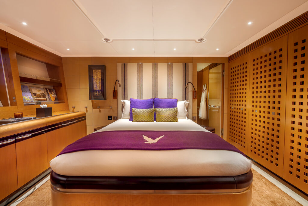 Maltese Falcon : 10 choses à savoir sur le voilier iconique de Jumeirah Privé 78 Jumeirah Maltese Falcon Interior Bedroom Double Cabin Bed2