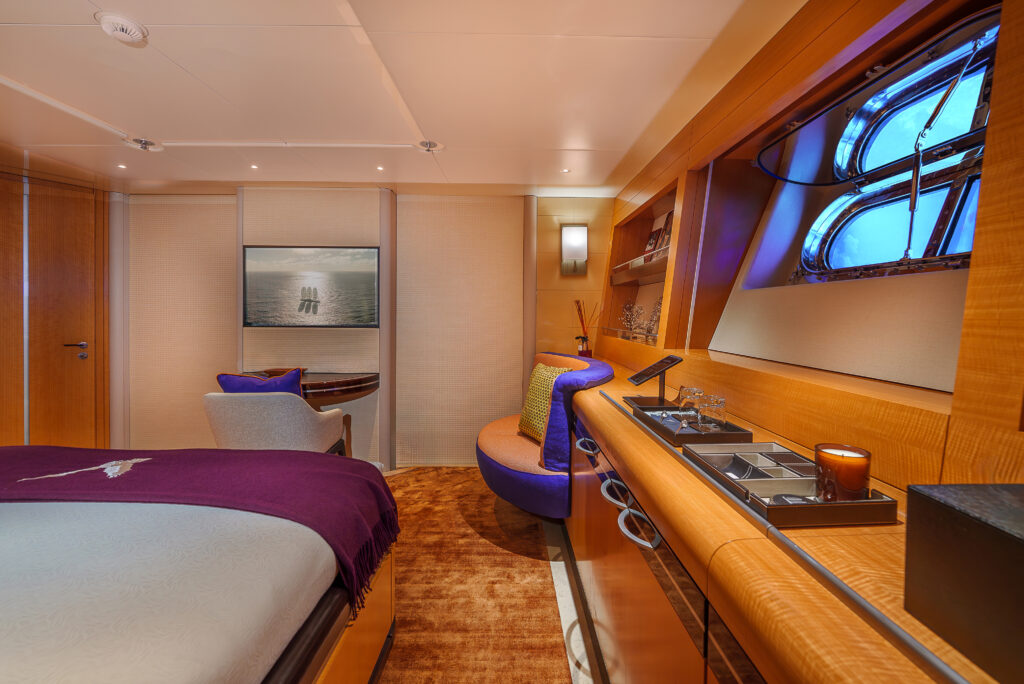 Maltese Falcon : 10 choses à savoir sur le voilier iconique de Jumeirah Privé 79 Jumeirah Maltese Falcon Interior Bedroom Double Cabin Bed3
